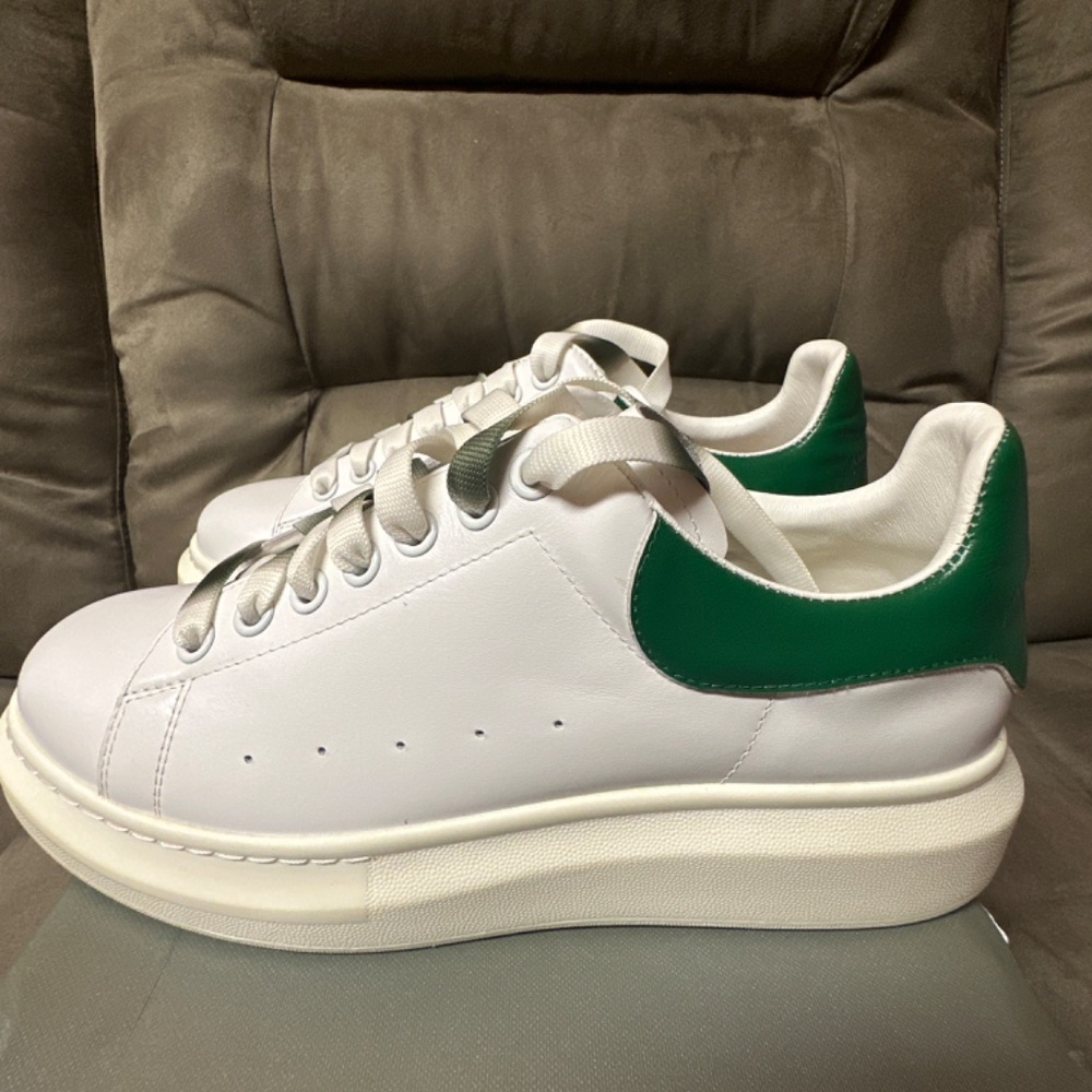 Alaxander McQueen - Picture 2 of 5